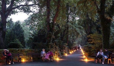 Mit Kerzen erleuchteter Weg auf einem Friedhof