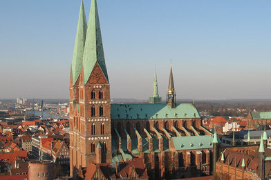 Blick aus der Luft auf St. Marien und umliegende Häuser  - Copyright: Ev.-Luth. Kirchenkreis Lübeck-Lauenburg