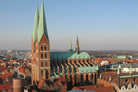 Blick aus der Luft auf St. Marien und umliegende Häuser 