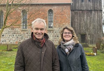 Ein Mann und eine Frau stehen draußen vor einer Kirche. - Copyright: Annkathrin Bornholdt