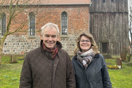 Ein Mann und eine Frau stehen draußen vor einer Kirche. - Copyright: Annkathrin Bornholdt
