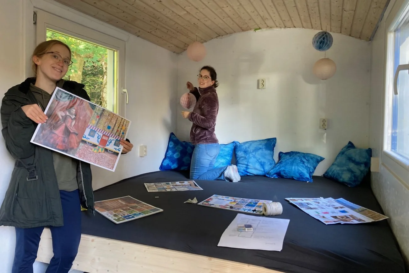 Zwei Frauen in einem Bauwagen 