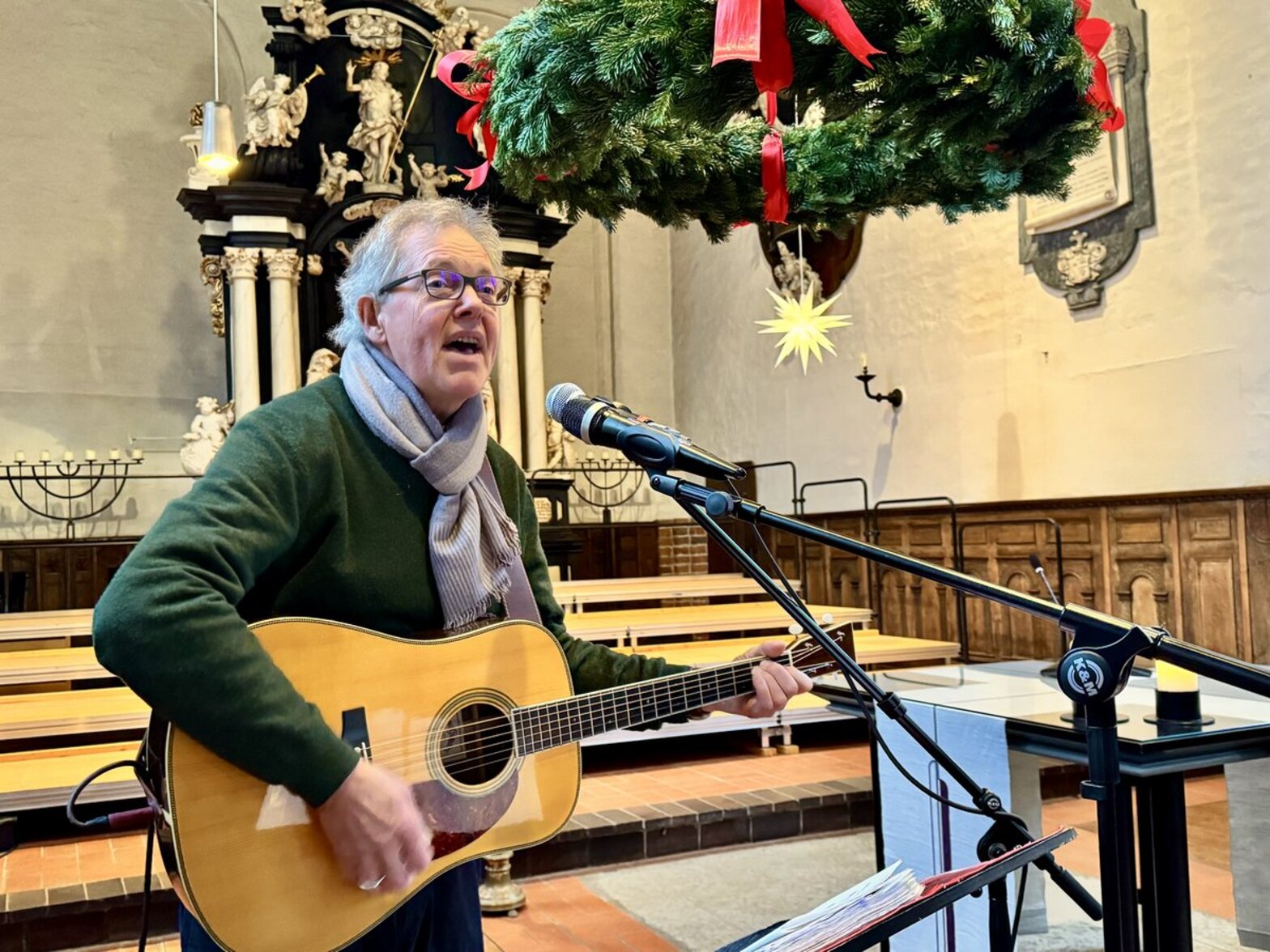 Ein Mann singt in einer Kirche