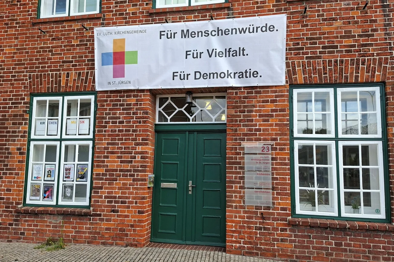 Ein Backsteinhaus mit einem Banner
