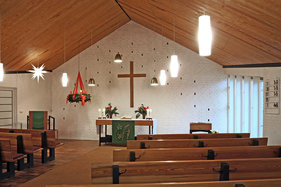 Innenansicht mit Blick auf den Altar der Auferstehungskapelle Güster