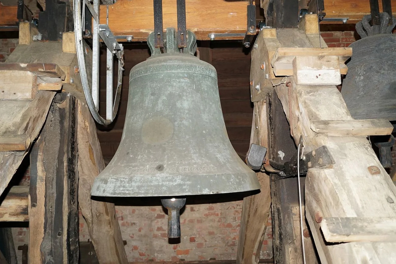 Alte Kirchenglocke im Gebälk