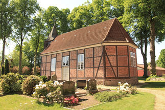 Ansicht der St.-Marien-Kirche Worth mit umliegendem Friedhof