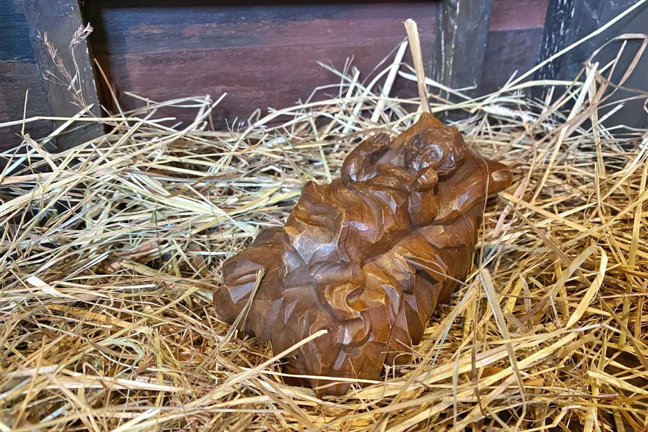 Eine Jesusfigur im Heu.