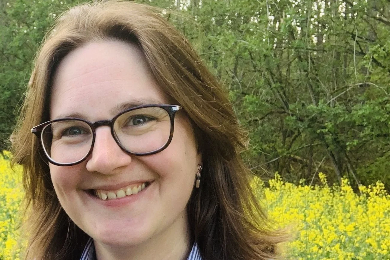 Pastorin Christ lächelt in die Kamera.