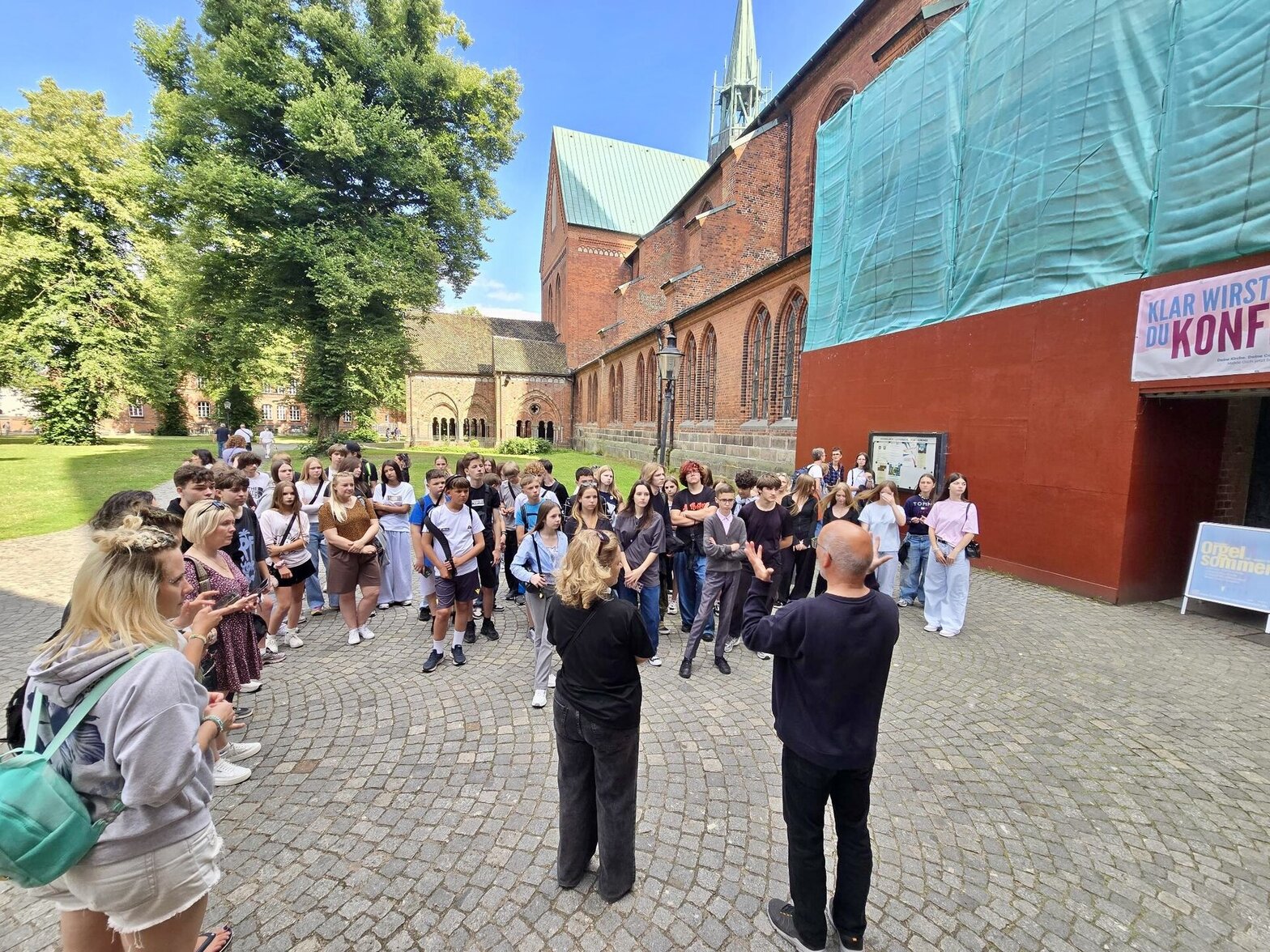 Gruppenbild vor einer Kirche
