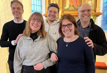 Fünf Personen stehen lächelnd in einer Kirche. - Copyright: Bastian Modrow