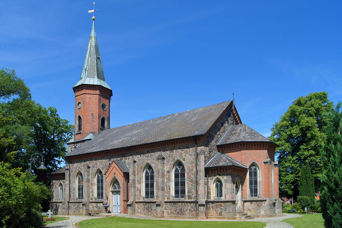Die St.-Marien-Kirche in Basthorst. - Copyright: Manfred Maronde Die St.-Marien-Kirche in Basthorst. - Copyright: Manfred Maronde