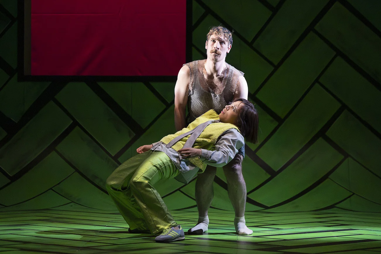 Szenenbild mit zwei Personen aus einem Theaterstück. 