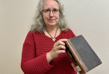 Eine Frau hält eine Bibel in den Händen - Copyright: Bastian Modrow