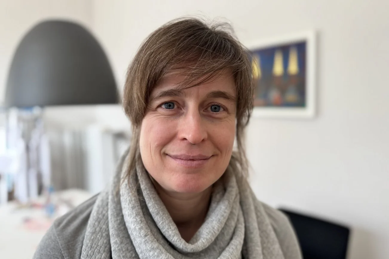 Eine Frau schaut in die Kamera. 