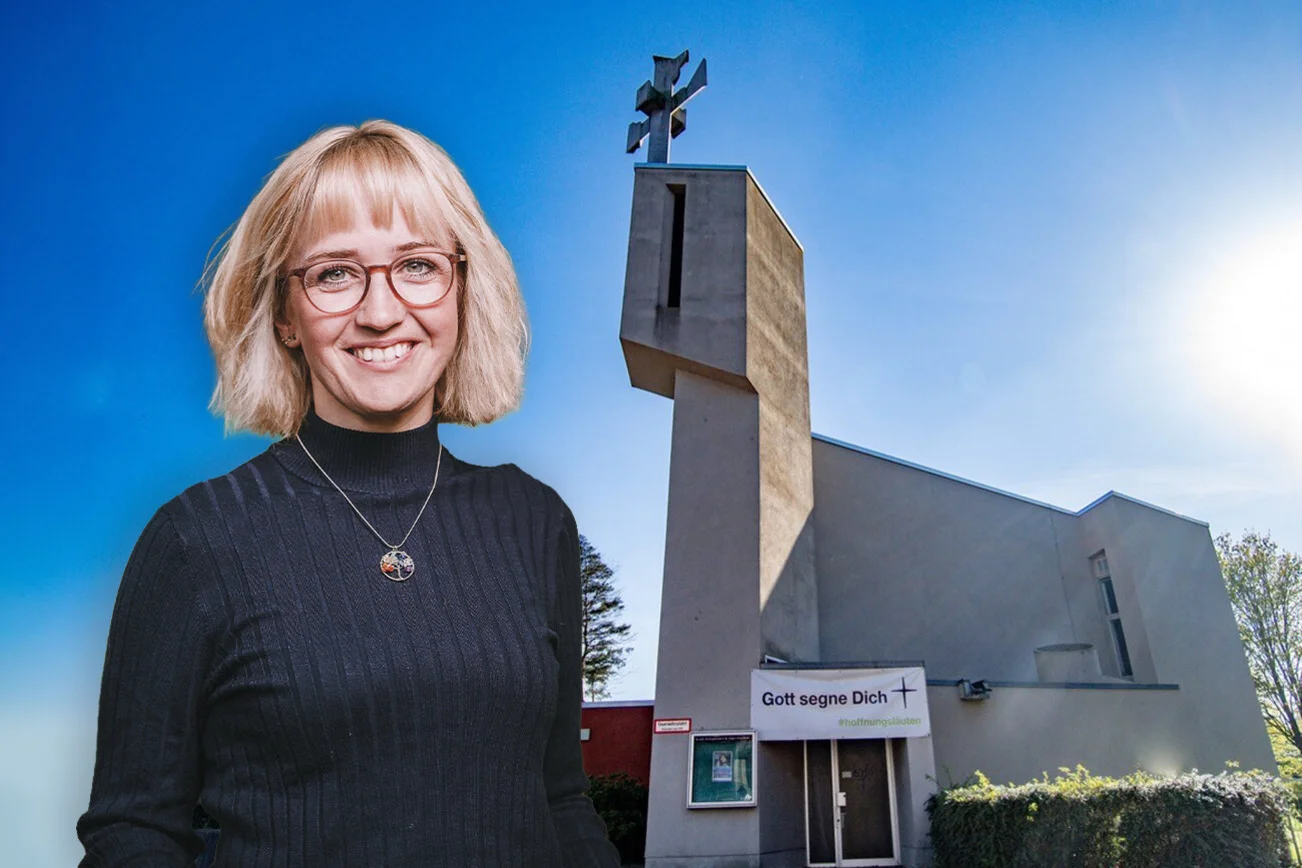 Eine Frau vor einer Kirche 