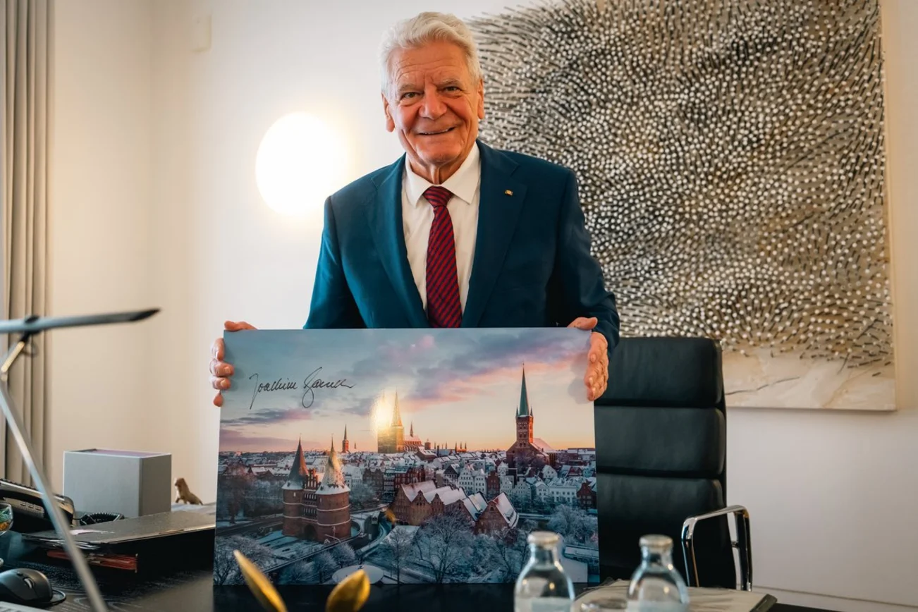 Ein Mann zeigt ein Bild