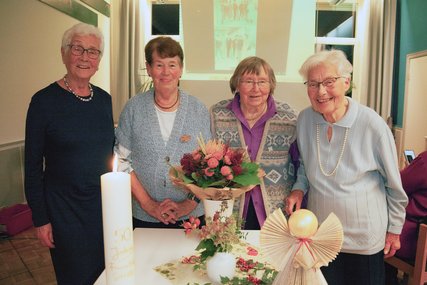 Vier ältere Frauen stehen vor einem geschmückten Tisch und schauen freundlich in die Kamera. - Copyright: Katja Just