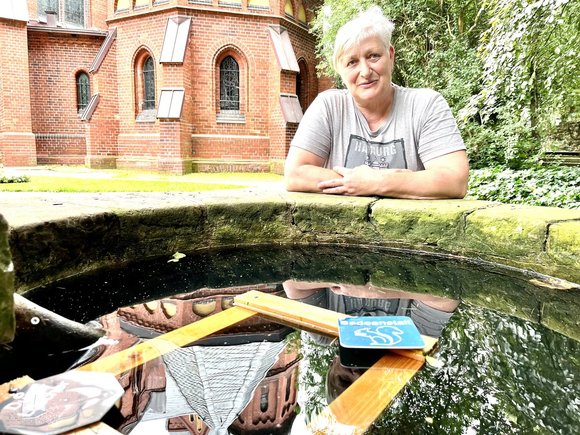 Eine Frau auf einem Friedhof