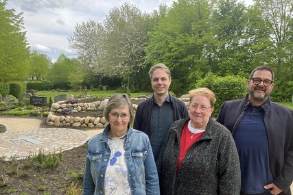 Zwei Frauen und zwei Männer stehen auf einem Friedhof - Copyright: Annkathrin Bornholdt