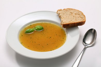 Weißer Suppenteller mit Suppe, Brot und einem Löffel - Copyright: Foto: epd-bild / Stefan Arend