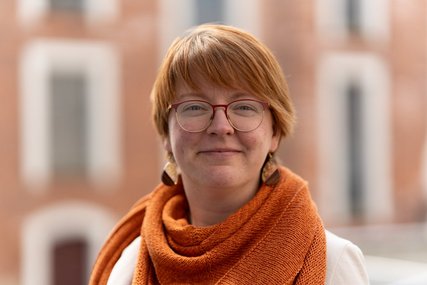 Junge Frau lächelt frontal in die Kamera - Copyright: Oliver Beck