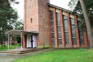 Der Eingang der Christuskirche in Geesthacht-Düneberg - Copyright: Ev.-Luth. Kirchenkreis Lübeck-Lauenburg