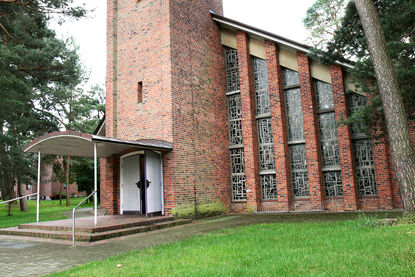 Der Eingang der Christuskirche in Geesthacht-Düneberg - Copyright: Ev.-Luth. Kirchenkreis Lübeck-Lauenburg