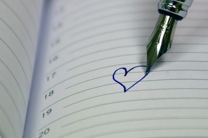 Blick auf einen Kalender, in dem ein Herz gemalt ist. - Copyright: Pixabay