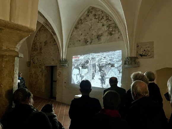 Blick auf Menschen vor einer Videoinstallation