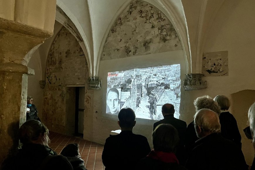 Blick auf Menschen vor einer Videoinstallation - Copyright: Bastian Modrow