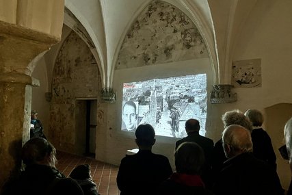 Blick auf Menschen vor einer Videoinstallation - Copyright: Bastian Modrow