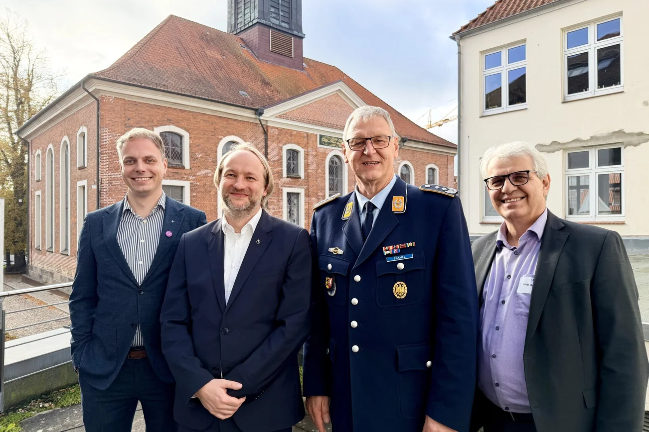 Vier Menschen vor einer Kirche