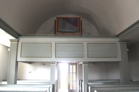 Blick auf Ausgang, Empore und Orgel der St-Bartholomäus-Kapelle Salem
