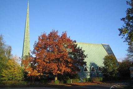 Eine Kirche im Herbst  - Copyright: KKLL