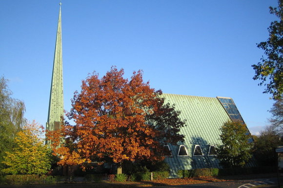 Eine Kirche im Herbst 