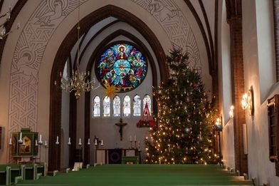 Innenraum der St. Franziskus-Kirche mit Tannenbaum - Copyright: Ev.-Luth. Kirchengemeinde Schwarzenbek