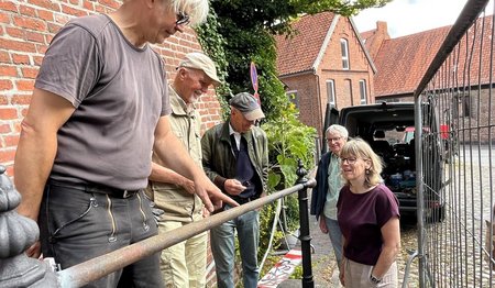 Vertreter der Gemeinde, Spender und Metallrestaurator am historischen Treppengeländer