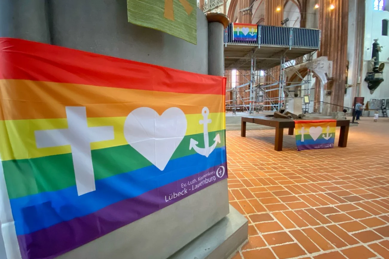 Regenbogenflagge in einer Kirche