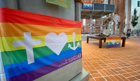 Regenbogenflagge in einer Kirche