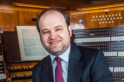 Organis Johannes Unger vor einer Orgel - Copyright: Johannes Unger