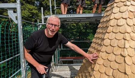 Ein Mann steht auf einem Dach