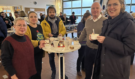 Menschen stehen an einem Bistrotisch