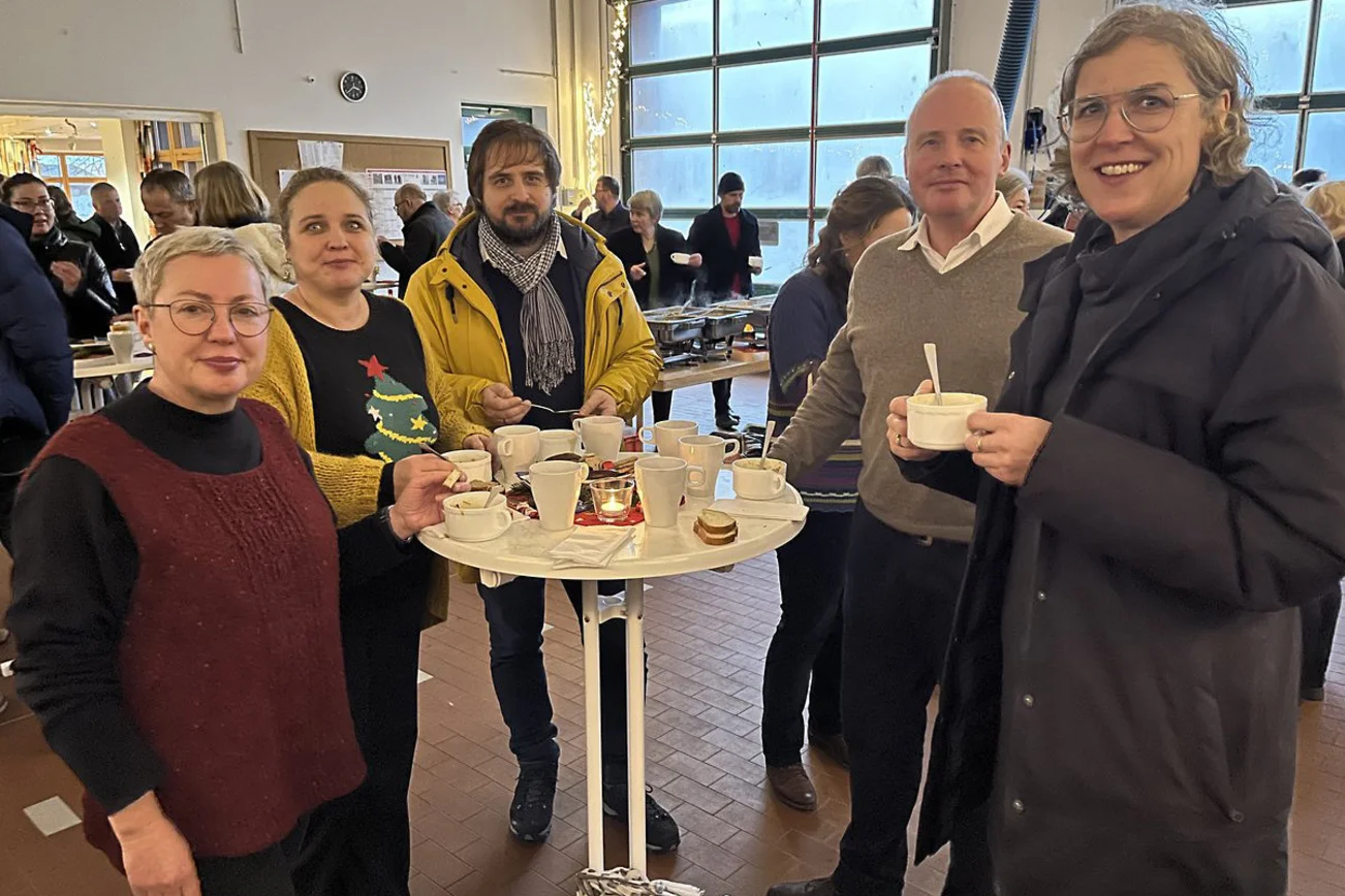 Menschen stehen an einem Bistrotisch