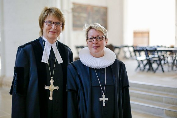 Zwei Frauen stehen in einer Kirche