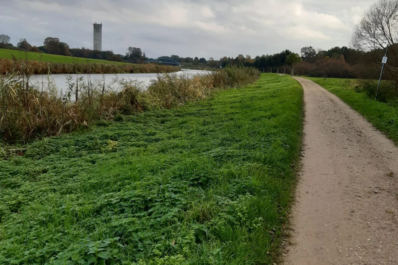 Radweg neben einem Kanal