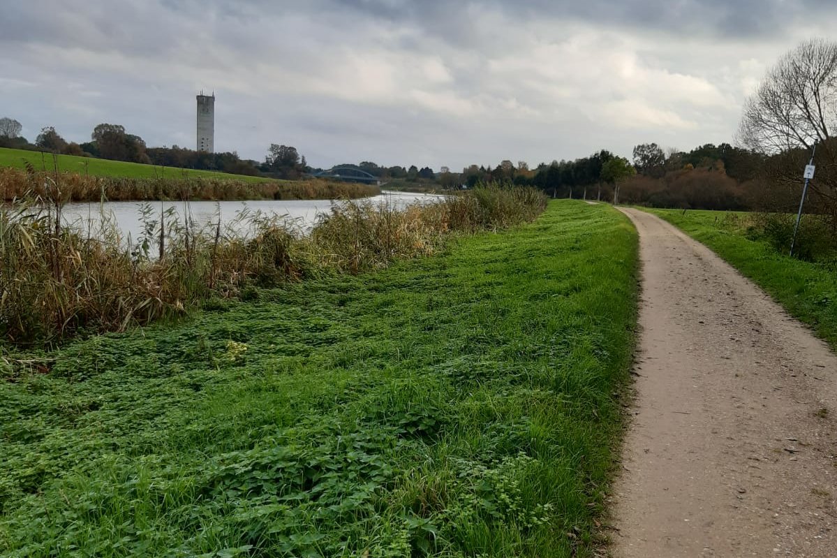 Radweg neben einem Kanal