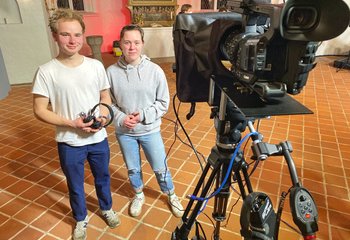 Zwei junge Menschen stehen neben einer Kamera.  - Copyright: Bastian Modrow