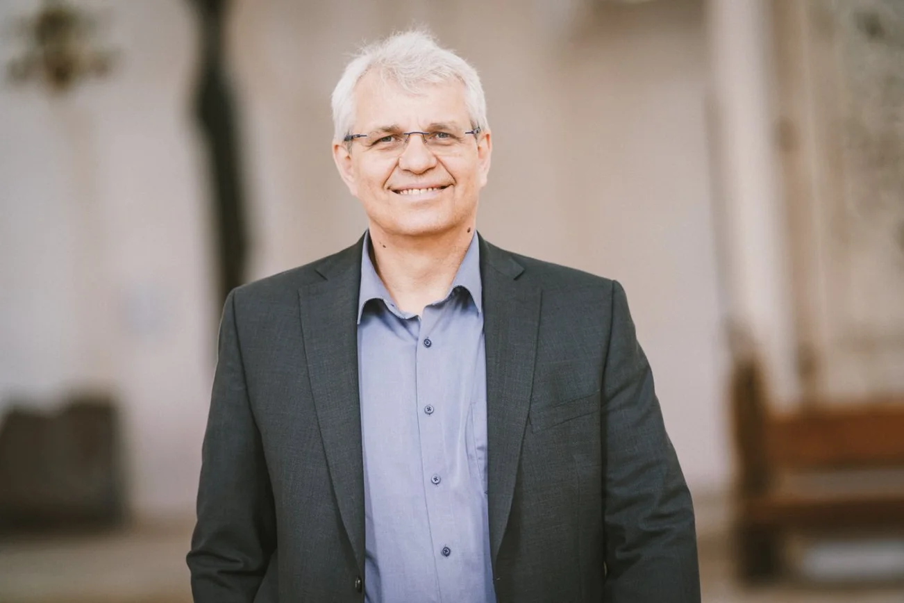 Propst Philip Graffam in einer Kirche 