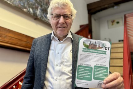 Ein Mann zeigt einen Flyer - Copyright: Bastian Modrow 